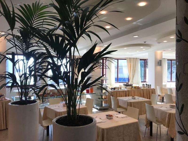 Hotel Caraibi Милано Мартима Екстериор снимка
