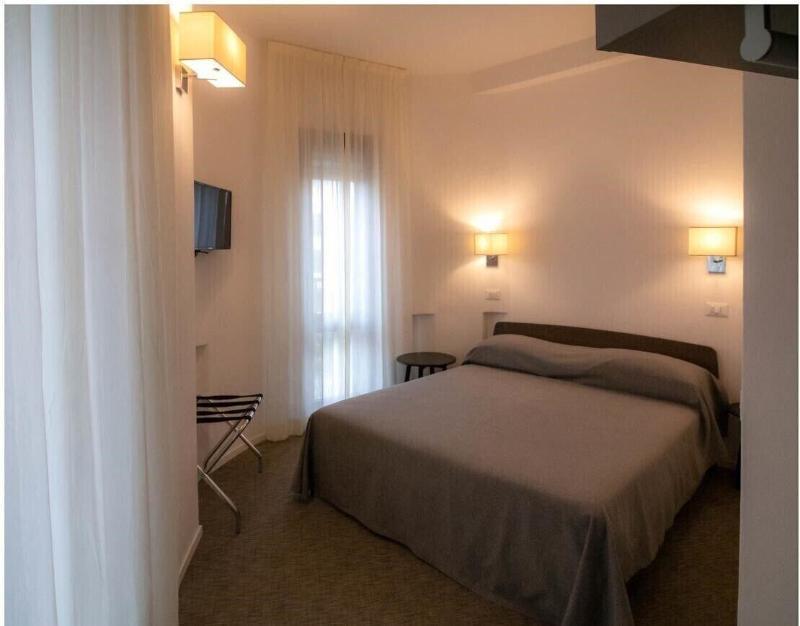 Hotel Caraibi Милано Мартима Екстериор снимка