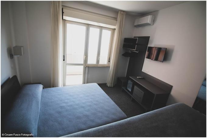 Hotel Caraibi Милано Мартима Екстериор снимка