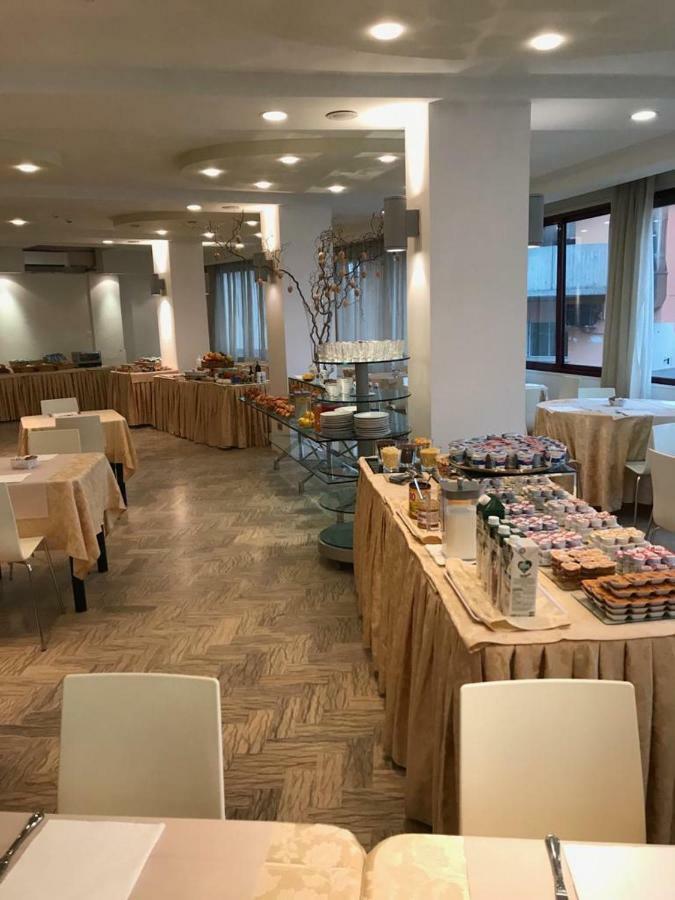 Hotel Caraibi Милано Мартима Екстериор снимка