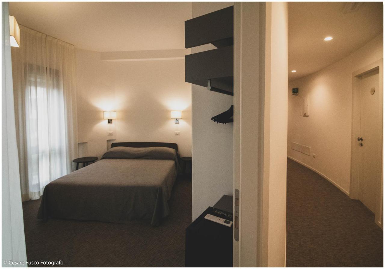 Hotel Caraibi Милано Мартима Екстериор снимка